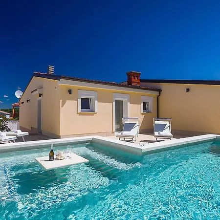 펜션 In With Outdoor Swimming Pool 풀라