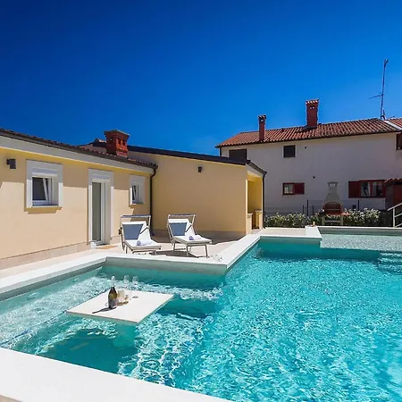 In With Outdoor Swimming Pool * 풀라