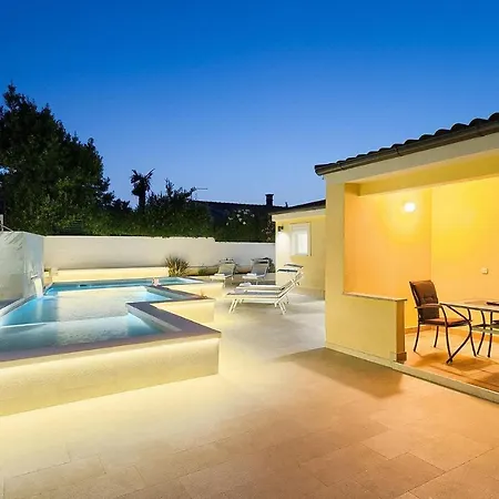 In With Outdoor Swimming Pool Holiday home