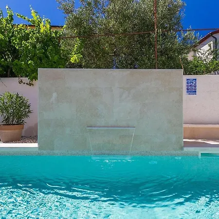 In With Outdoor Swimming Pool Holiday home