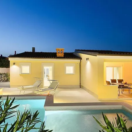 In With Outdoor Swimming Pool Pula