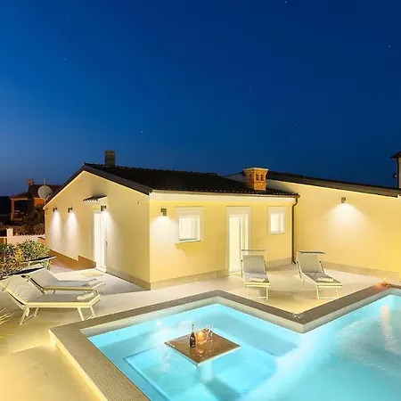In With Outdoor Swimming Pool Holiday home Pula