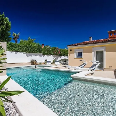 In With Outdoor Swimming Pool Holiday home Pula