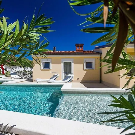 Holiday home In With Outdoor Swimming Pool *