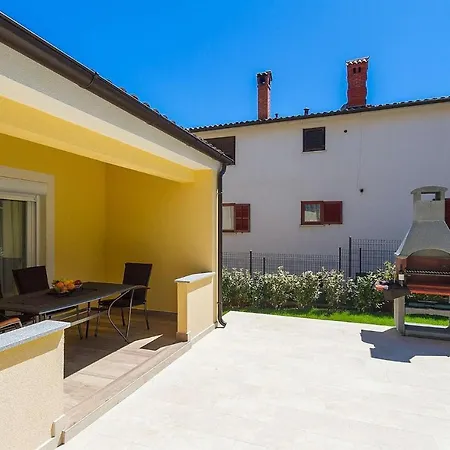 In With Outdoor Swimming Pool Pula