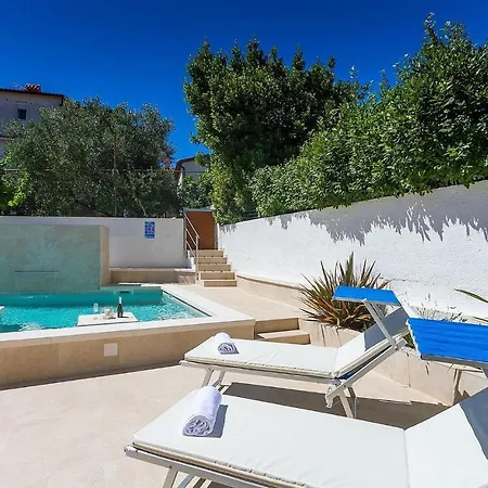In With Outdoor Swimming Pool Holiday home
