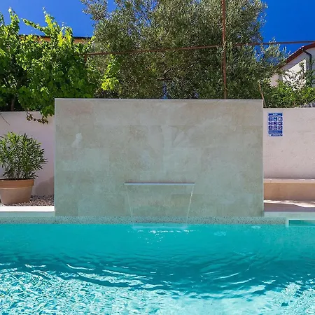 In With Outdoor Swimming Pool بيت للعطل بولا