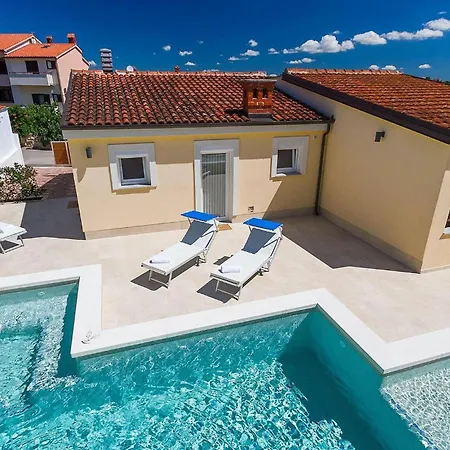 بيت للعطل In With Outdoor Swimming Pool *