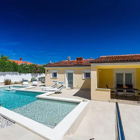 بيت للعطل In With Outdoor Swimming Pool بولا