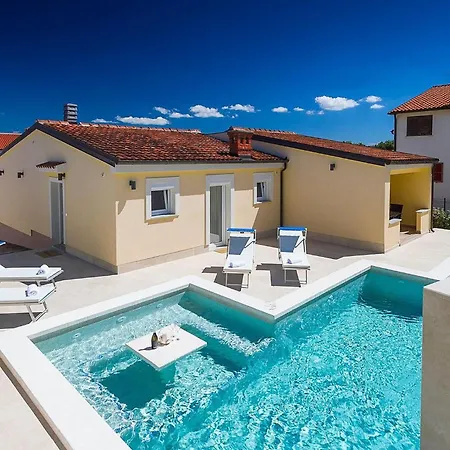 In With Outdoor Swimming Pool Semesterbostad *