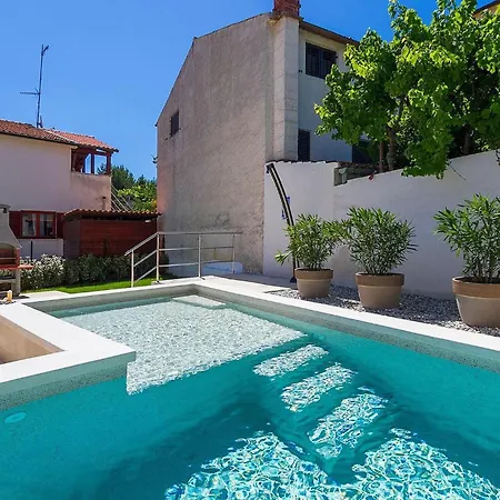 In With Outdoor Swimming Pool Semesterbostad Pula