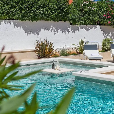 In With Outdoor Swimming Pool بيت للعطل بولا